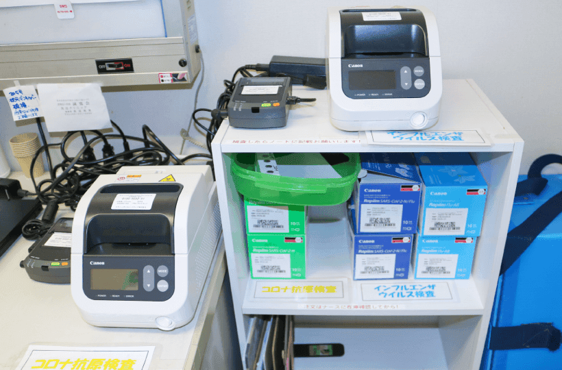 インフルエンザ抗原検査、新型コロナウイルス抗原検査の検査キットの写真